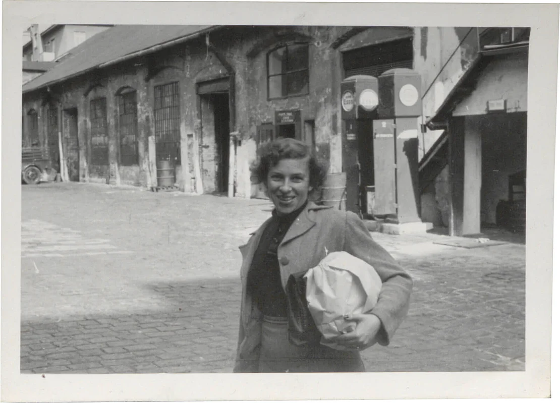Jeannie Ebner während ihrer Tätigkeit als Stenotypistin in einer Autoreparaturwerkstätte der US-Armee („Motor-Section“, Rötzergasse, Wien-Ottakring). Foto: privat, Wienbibliothek im Rathaus  