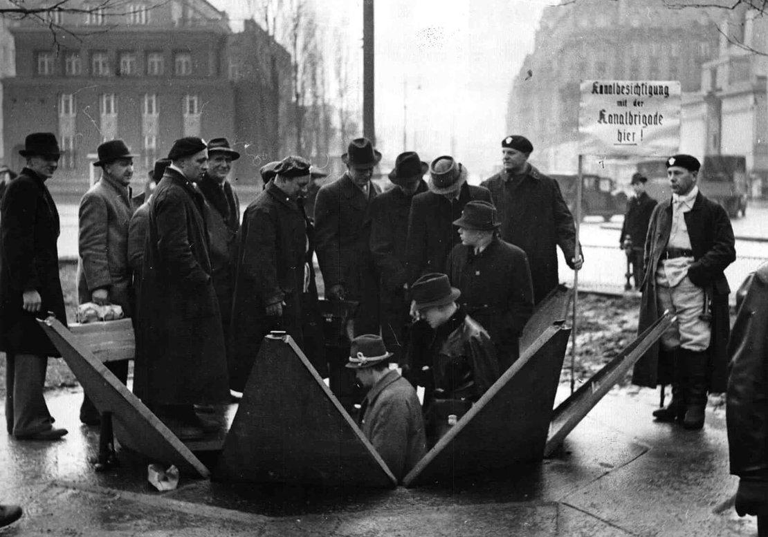 „Tag der Deutschen Polizei“ in Wien am 28. Jänner 1939. Sammlung durch die Kanalbrigade: Gegen eine Spende für das WHW kann man in das unterirdische Wien einsteigen, hier im Girardipark. Foto: Weltbild / ÖNB-Bildarchiv / picturedesk.com 