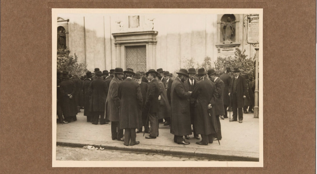 „Galizianische Kriegsflüchtlinge vor der Karmeliterkirche“, Polizeifotografie, 1914, Wien Museum 