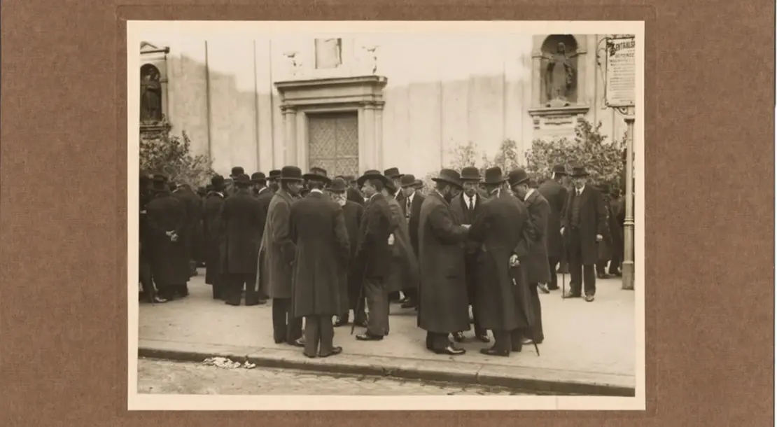 „Galizianische Kriegsflüchtlinge vor der Karmeliterkirche“, Polizeifotografie, 1914, Wien Museum  