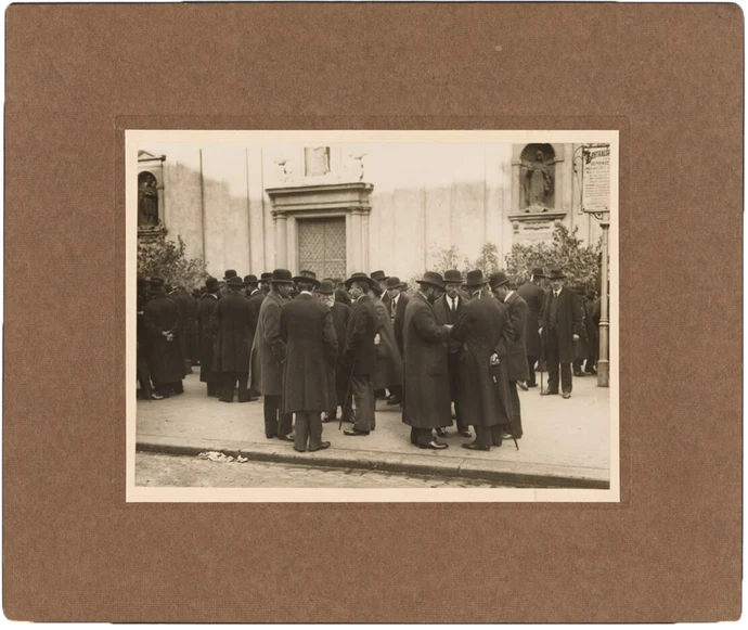 „Galizianische Kriegsflüchtlinge vor der Karmeliterkirche“, Polizeifotografie, 1914, Wien Museum