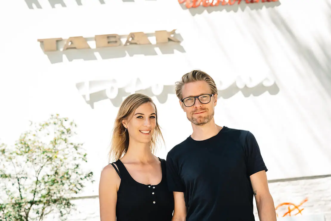 Sie bringen die Schriftzüge zurück in den öffentlichen Raum: Birgit Ecker und Roland Hörmann vom Verein Stadtschrift, © Klaus Pichler  