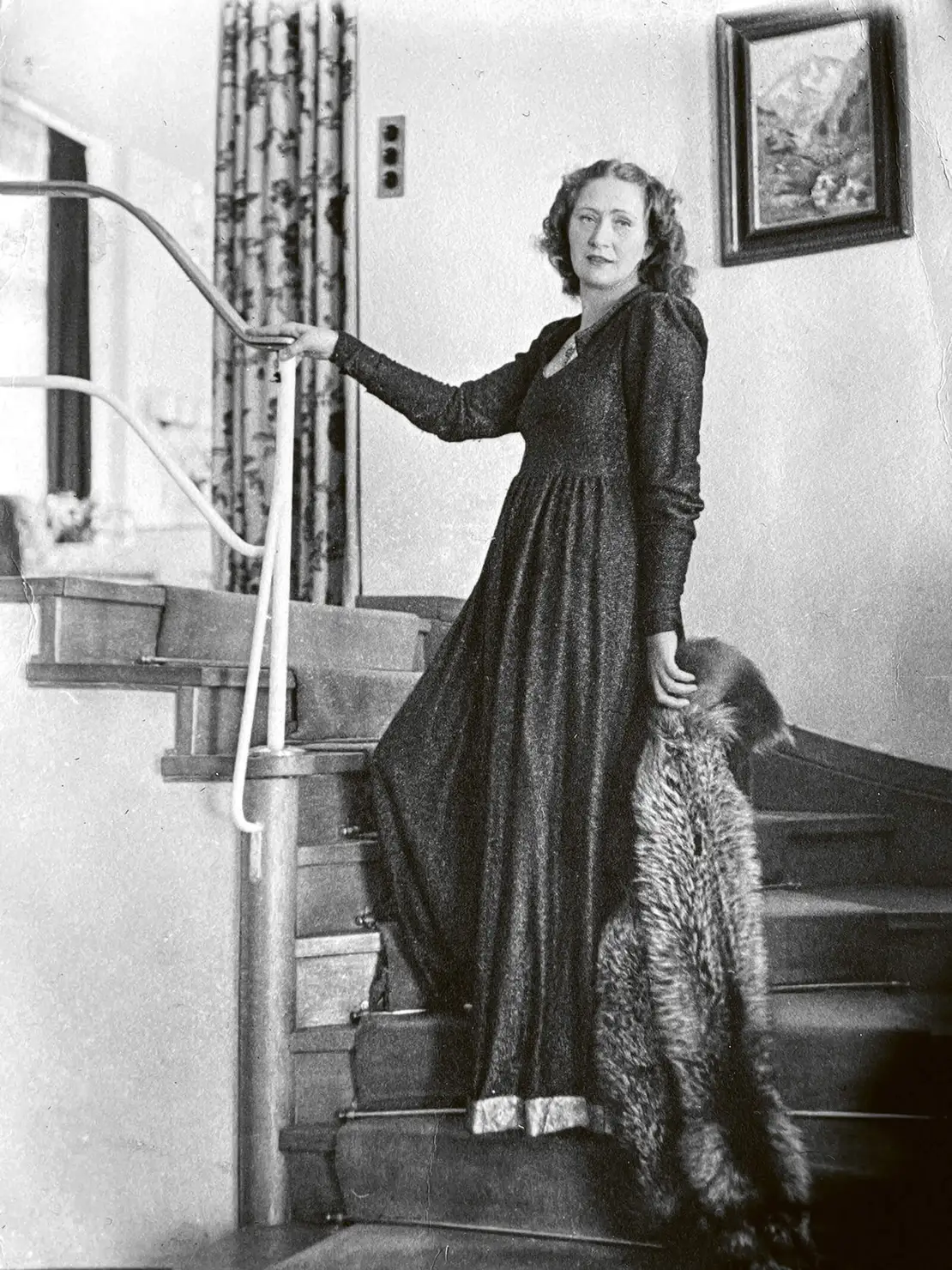 Hertha Pöschmann auf der Stiege in der Villa Beer, ca. 1942, Privatsammlung Jolanda Woltran  
