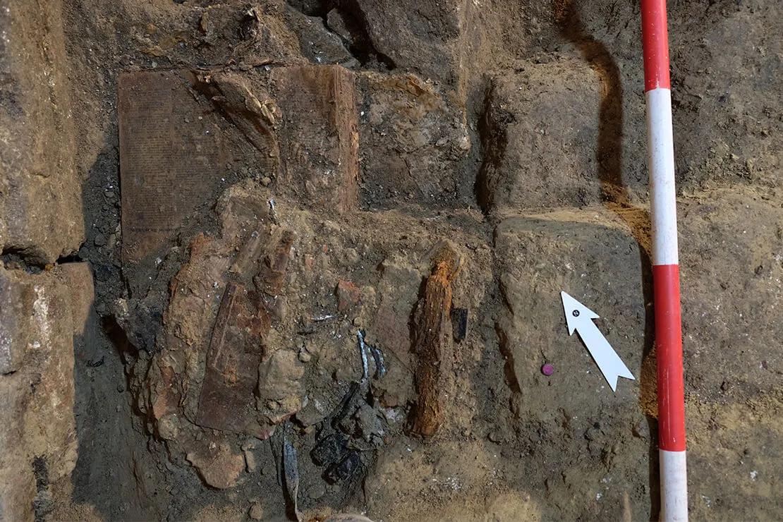 Die gestapelten und nicht von Zwangsarbeitern entdeckten Flugschriften „Der Schutzbündler“ Nr. 6. Foto: Constance Litschauer, Stadtarchäologie Wien  