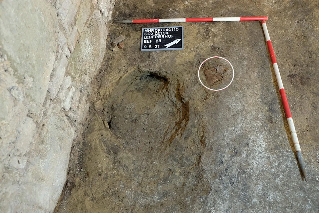 Der kleine, aber für die historische Aussagekraft wichtige Zufallsfund einer einzelnen, abseits gelegenen Tarnschrift mit Kalkspritzern. Foto: Constance Litschauer, Stadtarchäologie Wien  