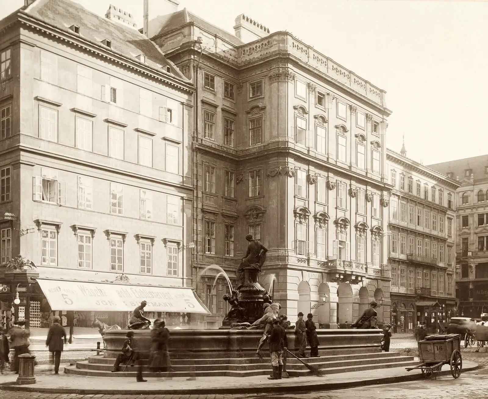 Großstadt-Alltag am Donnerbrunnen, im Hintergrund das Hotel Munsch (die ehemalige „Mehlgrube“), Fotografie (Mattkollodiumpapier) von Moriz Nähr, um 1899, Wien Museum