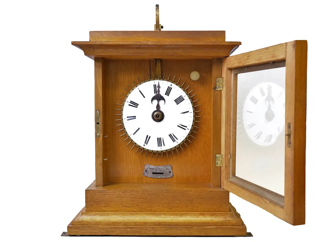 Stationäre Nachtwächterkontrolluhr von Joseph Rybensky, Wien. Foto: Tabea Rude  