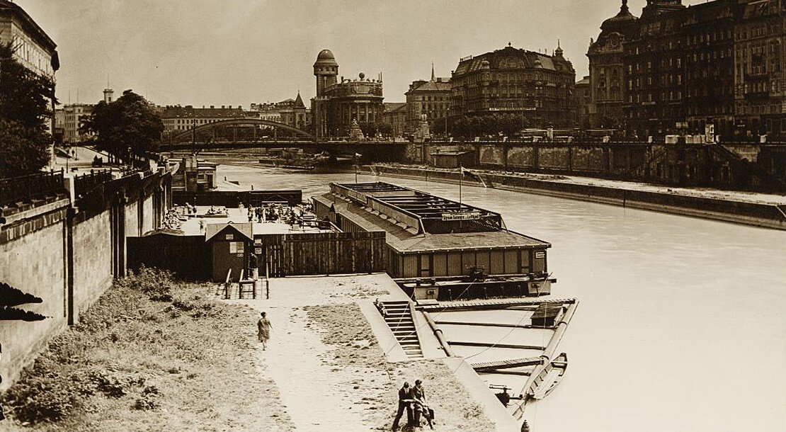 Fritz Sauer, Blick von der Schwedenbrücke auf das städtische Strom-, Sonnen- und Luftbad, Aufnahme um 1926, Wien Museum 