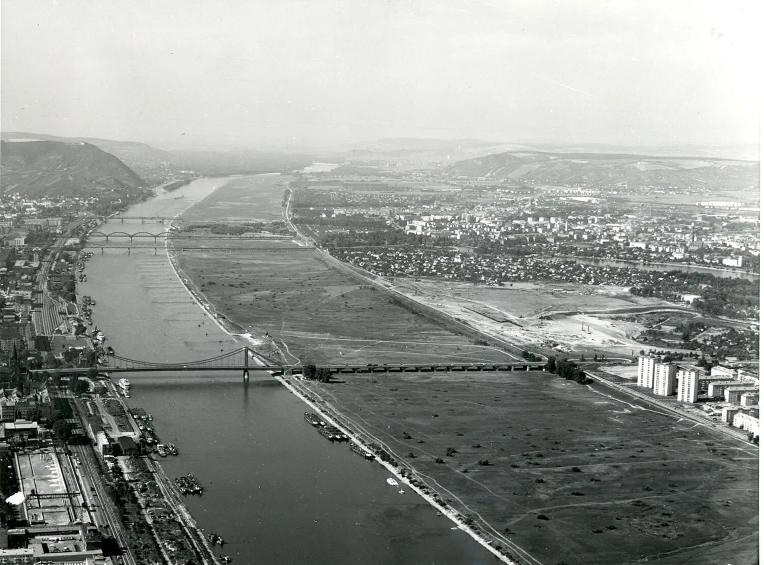 Übersicht über das Überschwemmungsgebiet von der Reichsbrücke bis nach Klosterneuburg, um 1960, Bezirksmuseum Floridsdorf  