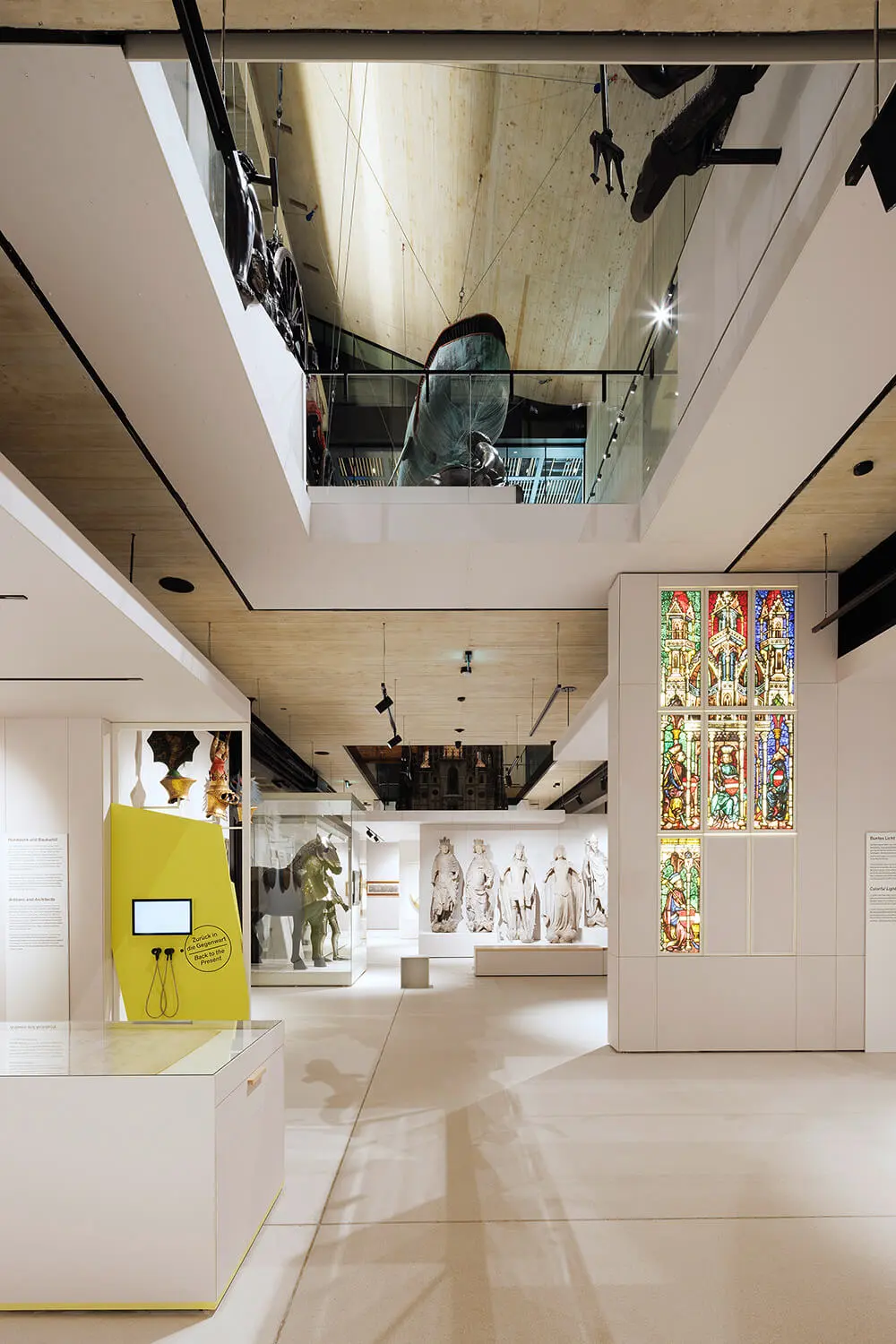 Blickachse in Richtung Stephansdom-Modell, rechts davor die originalen Glasfenster von St. Stephan, dahinter die Fürstenfiguren von St. Stephan, Foto: Lisa Rastl