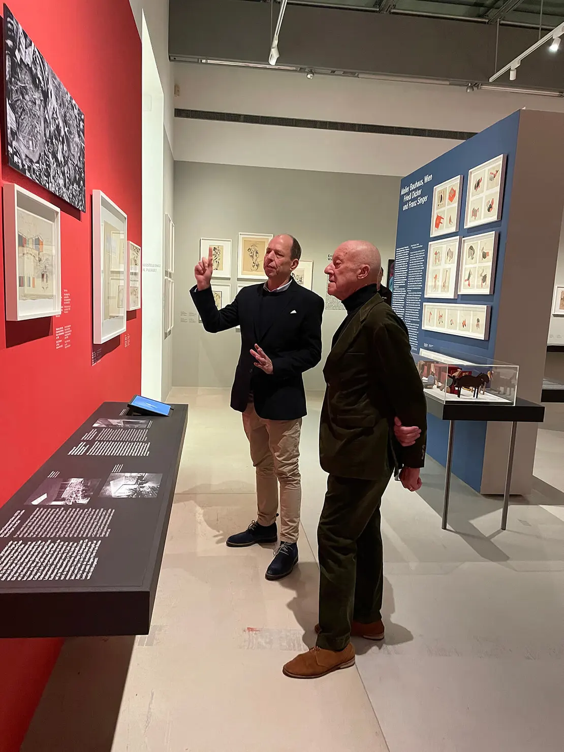 Georg Schrom (l.) mit dem Architekten Sir Norman Foster in der Ausstellung im Wien Museum MUSA, Foto: Nikolay Ivanov