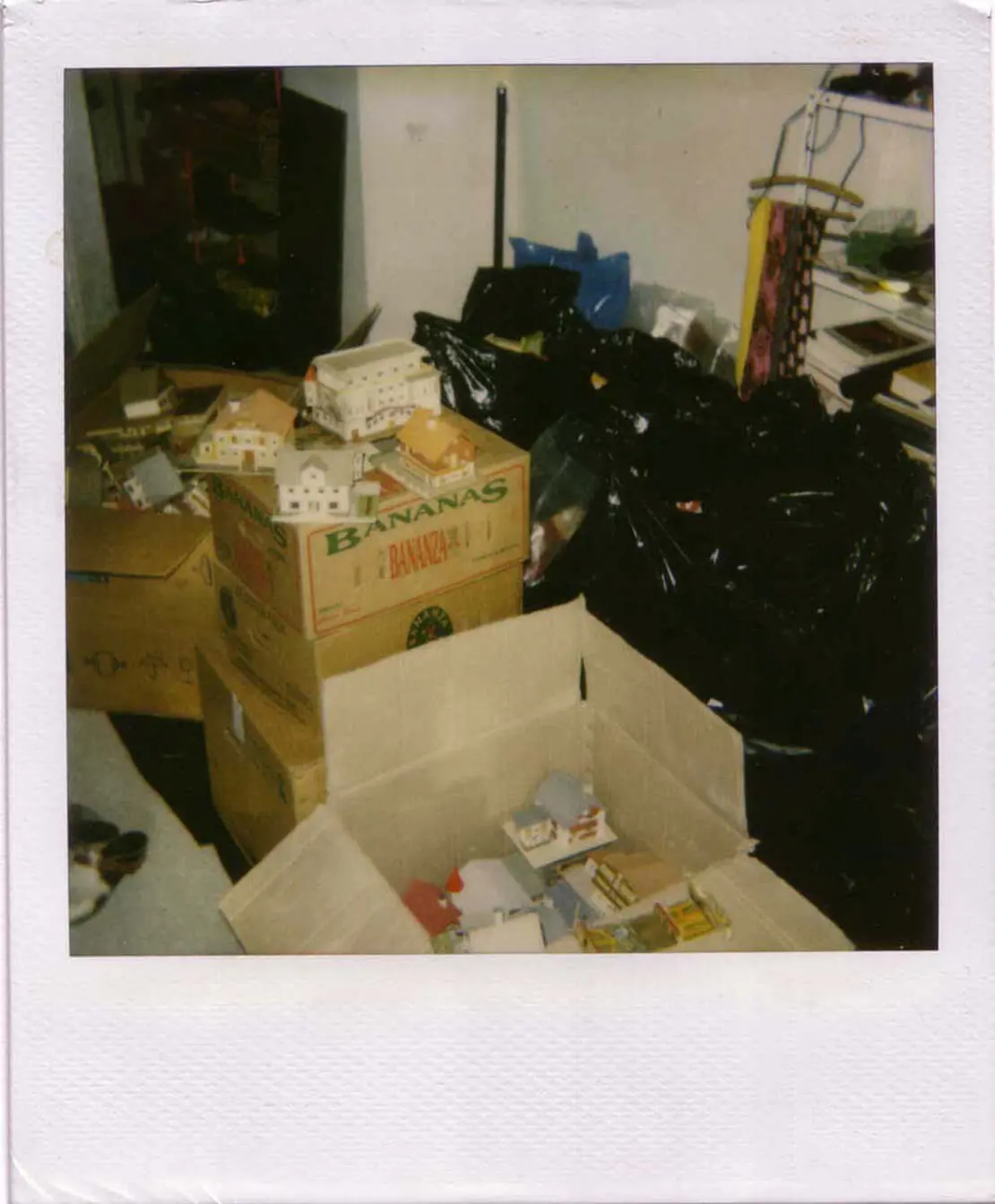 Die Häuser kaufte Oliver Croy 1993 bei einem Altwarenhändler, hier die Situation beim Auspacken in seiner Wohnung, Foto: Oliver Croy