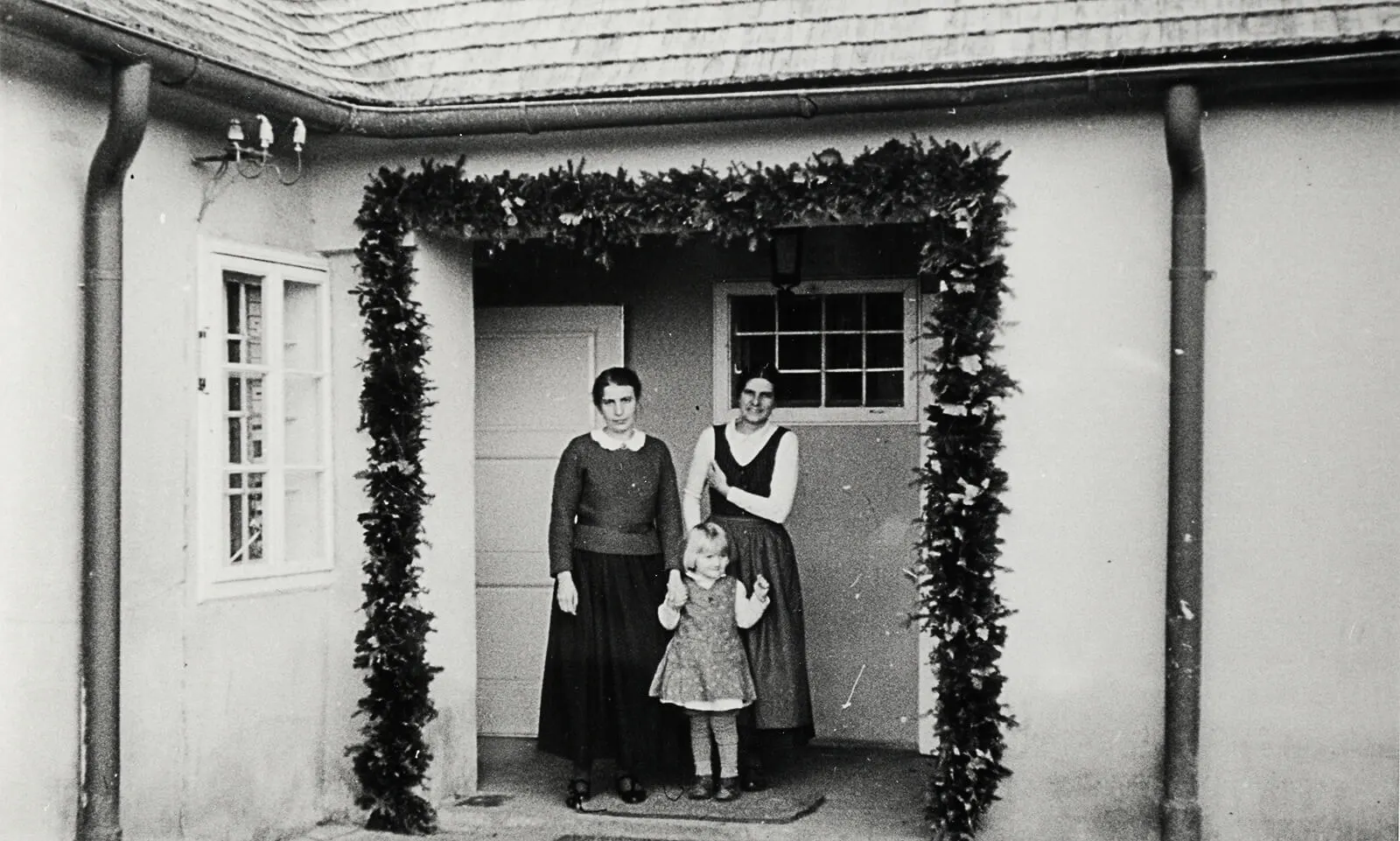 Anna Freud (l.) und Dorothy Burlingham, möglicherweise am Areal ihrer „Hampstead War Nurseries“, undatiert, Sigm. Freud Museum  