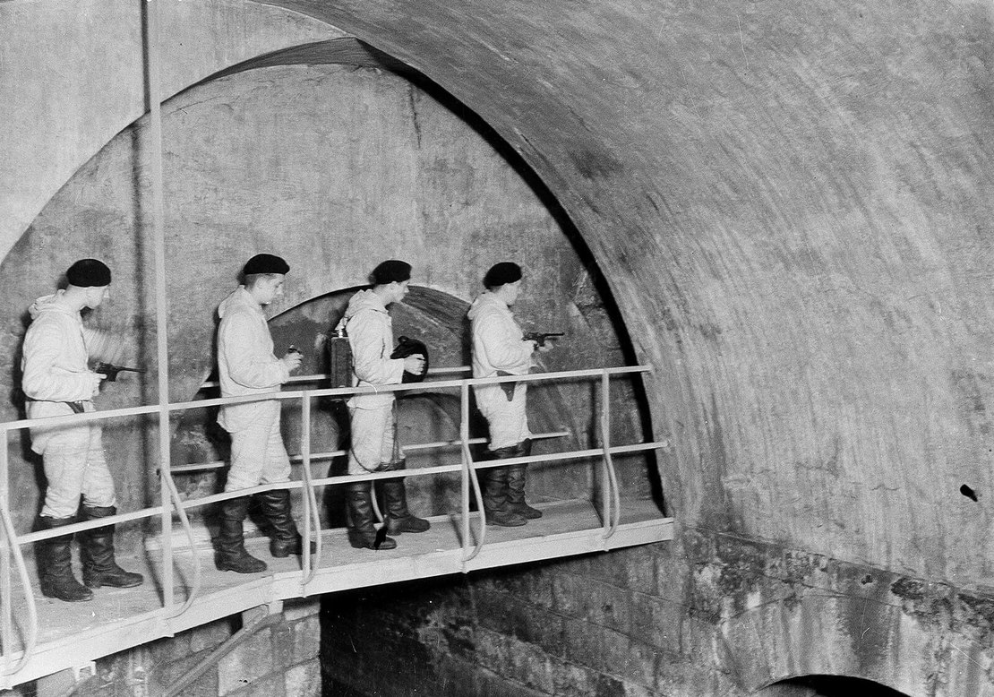 Vier Kanalbrigadisten unterwegs im Untergrund, ca. 1935, Foto: ÖNB-Bildarchiv / picturedesk.com 