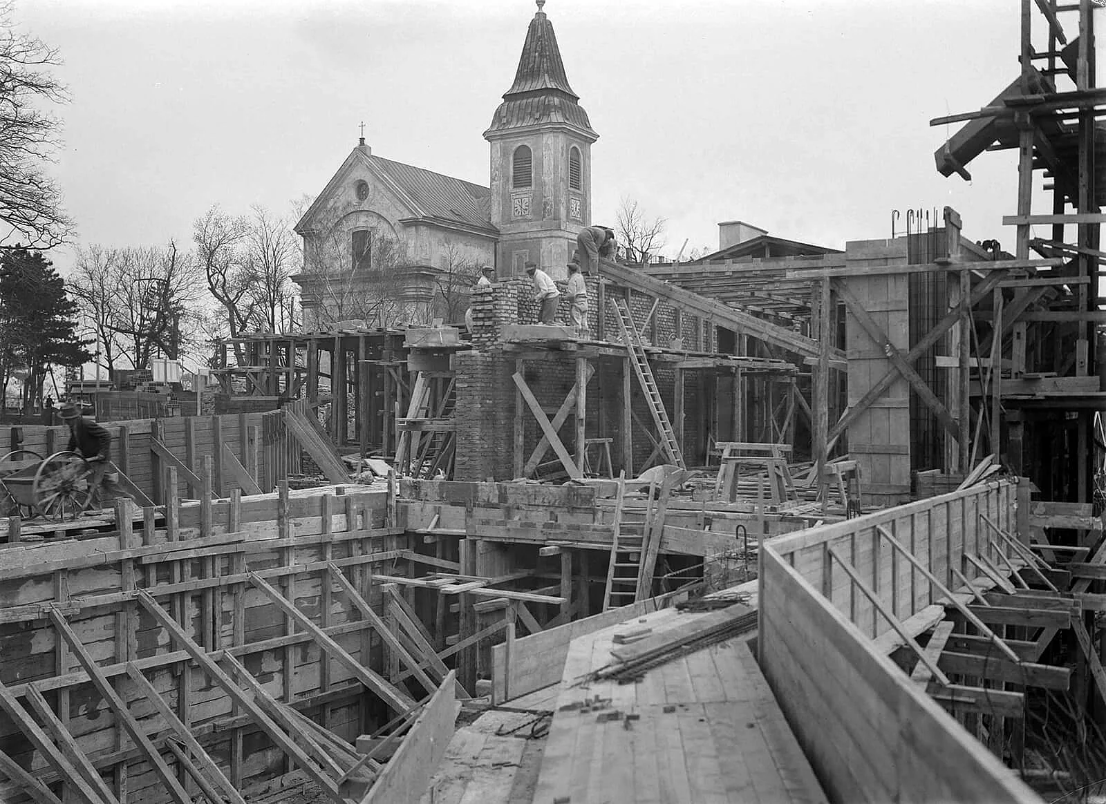 Bauarbeiten am Restaurant. Dieses Foto ist als Abzug sowohl im Fotoalbum als auch im Bestand des Wien Museums enthalten. Foto: Martin Gerlach jun., Wien Museum, Inv.-Nr. 212047  