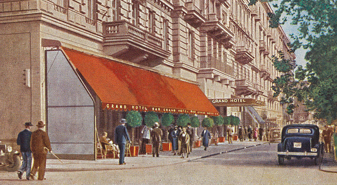 Grand Hotel Wien mit Gastgarten. Je vornehmer der Gastronomiebetrieb, desto aufwendiger war meist die Gestaltung des Schanigartens. Farbdruck nach Grafik, um 1930, Wien Museum 