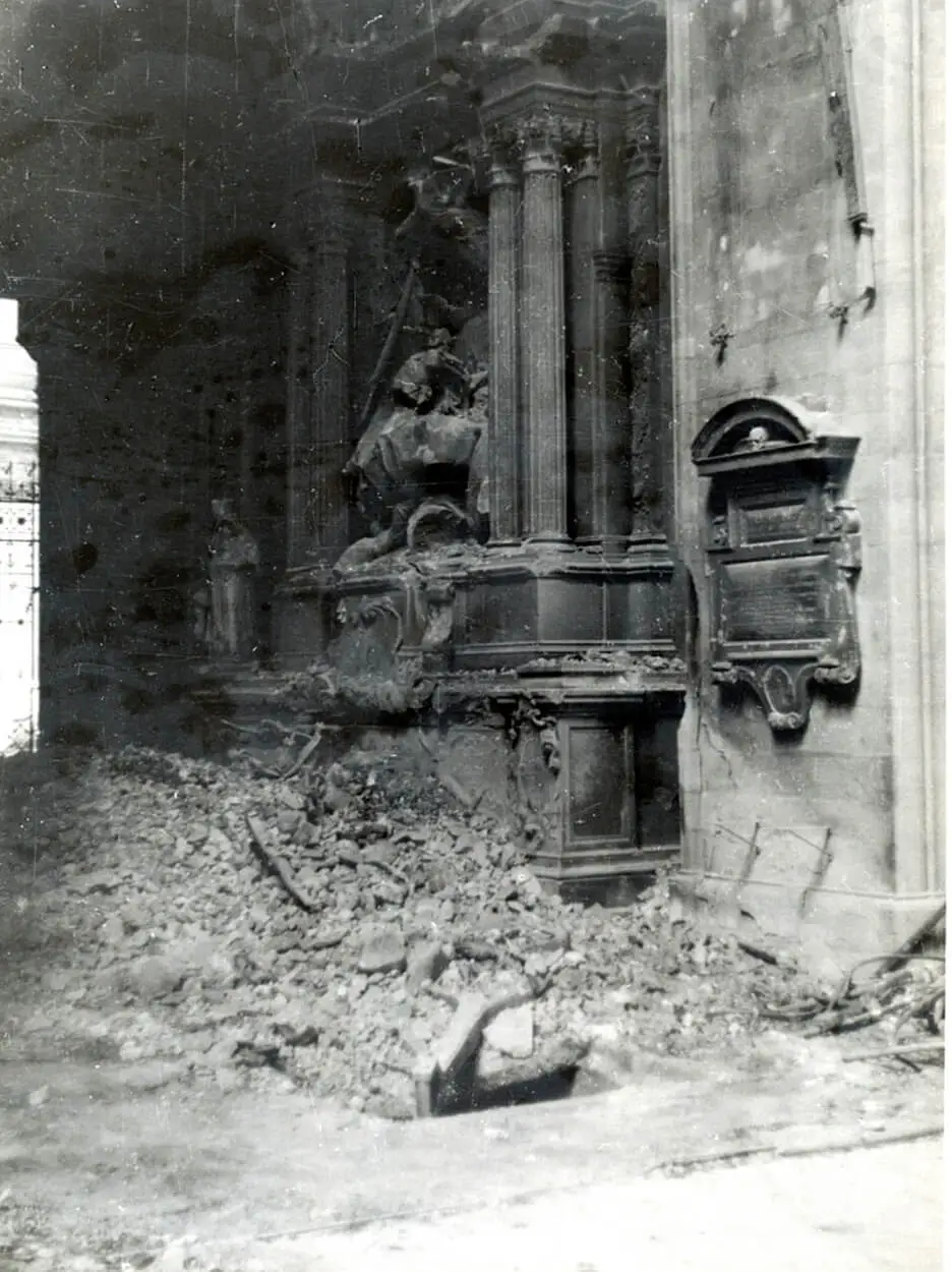 Reste der Pummerin am Boden nach dem Brand 1945, anonyme Fotografie, Wien Museum  