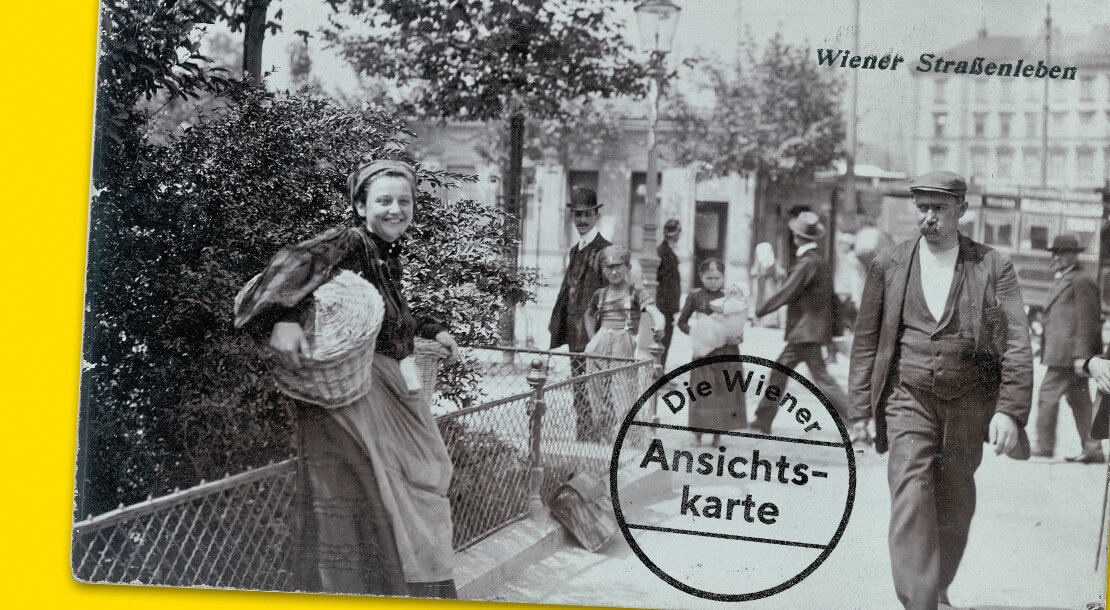 Anonyme:r Fotograf:in, Wäscherin am Karlsplatz, in der Ansichtskartenserie „Wiener Straßenleben", 1906/07, Glanzkollodiumpapier, Albertina 