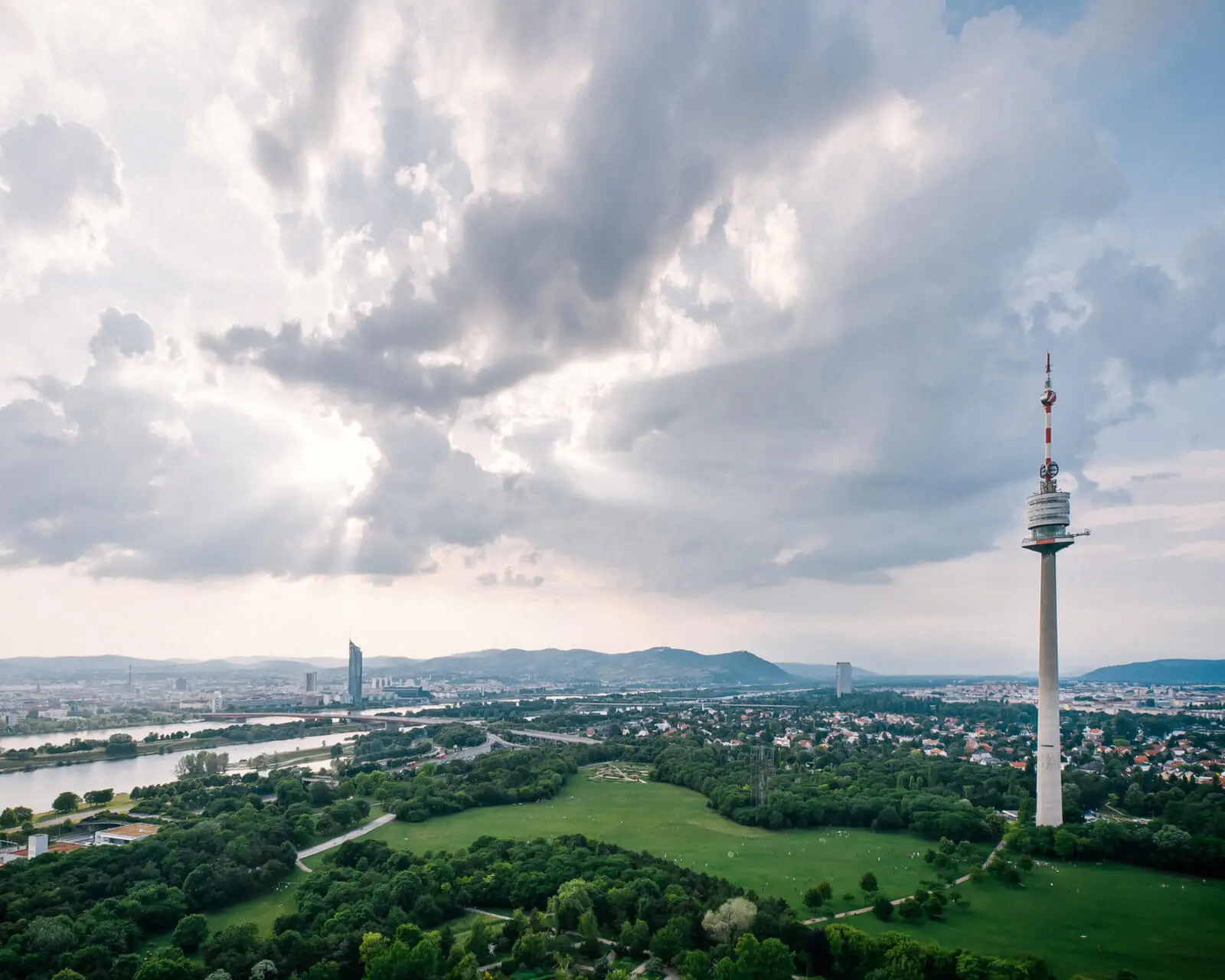 Blick über den Donaupark in Richtung Bruckhaufen, 2014, Foto: Klaus Pichler/Wien Museum