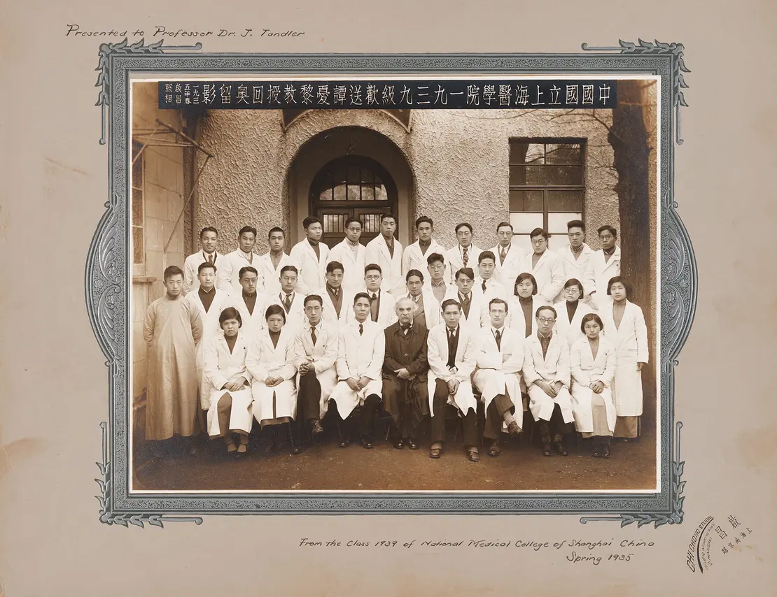 Julius Tandler mit Medizinstudent:innen in Shanghai, 1935, Wien Museum