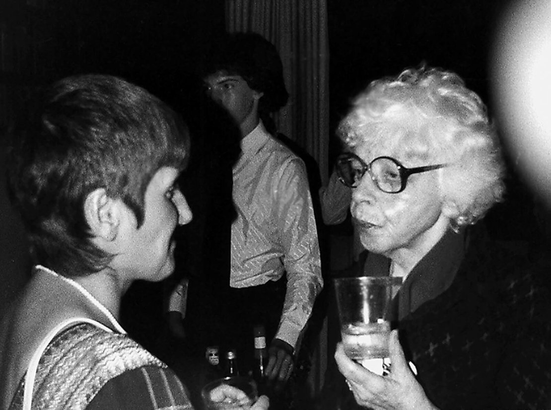 Cécile Auer, Anna Auer im Gespräch mit Lisette Model Austrian Institute in New York bei der Ausstellungseröffnung „Austrian Photography Today“, 1982 