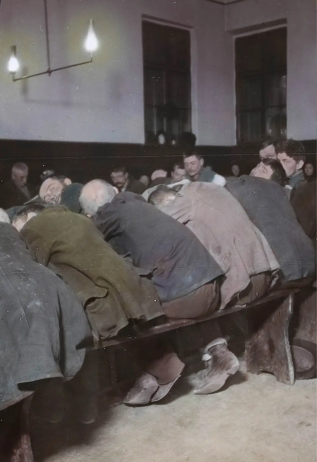 Hermann Drawe: In der Wärmestube. Aus der Serie „Durch die Wiener Quartiere des Elends und Verbrechens“, Wien, um 1904,  Öst. Volkshochschularchiv / brandstaetter images / picturedesk.com  