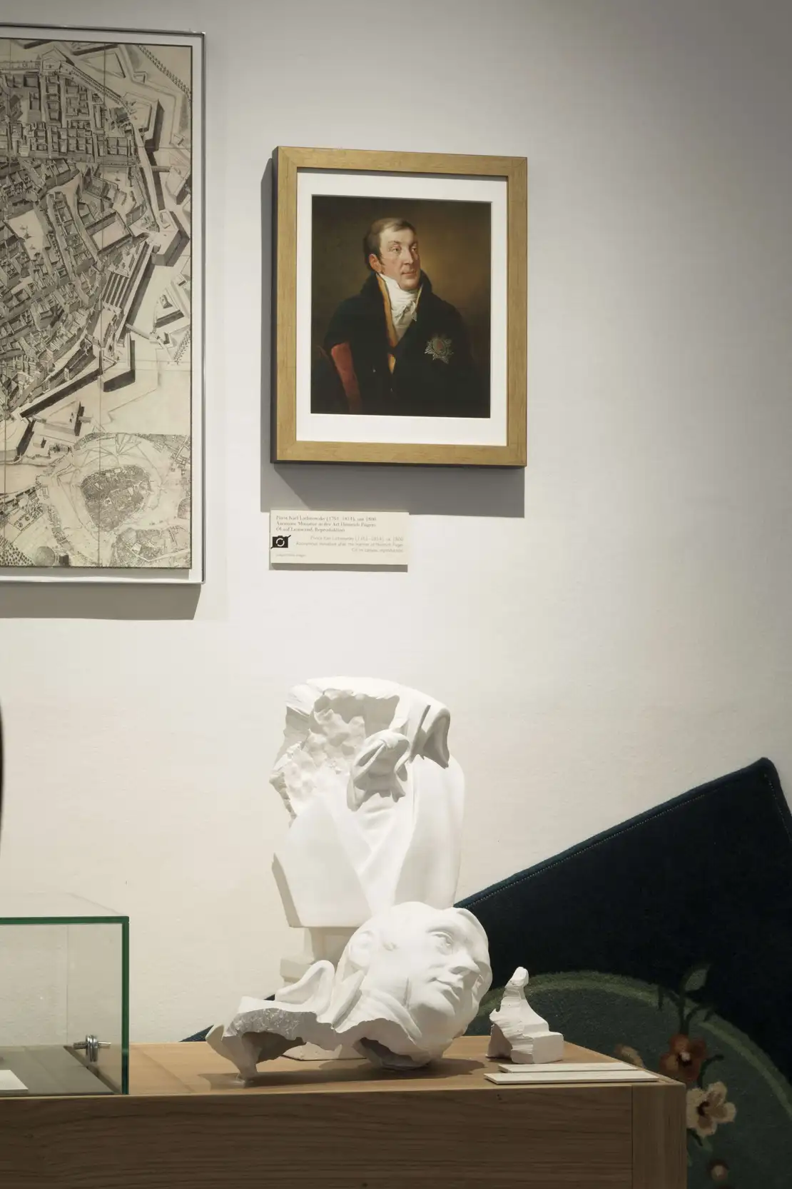 Ausstellungsansicht Beethoven Museum (mit der zerbrochenen Büste des Fürsten Lichnowsky), Foto: Till Martin/Wien Museum