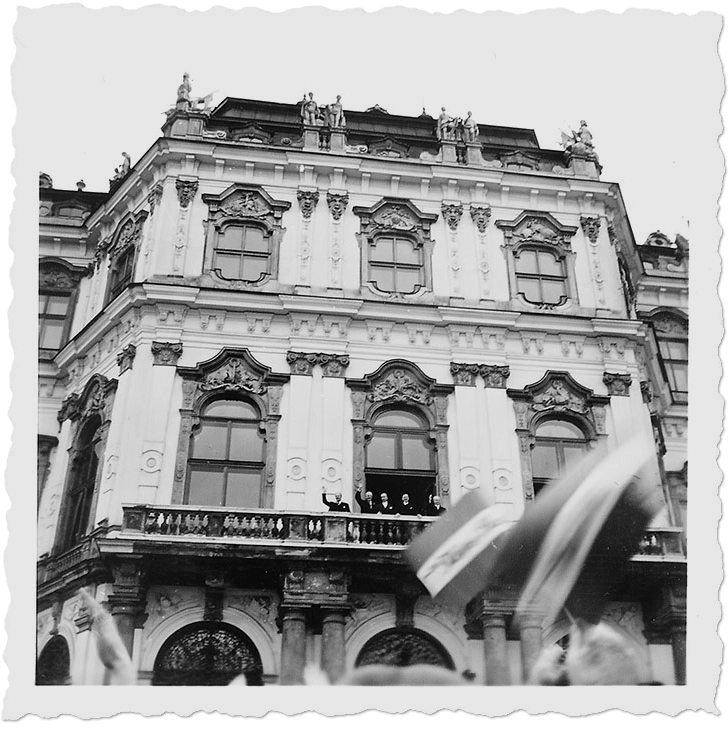 Die Außenminister am Balkon des Belvedere nach der Unterzeichnung des Staatsvertrages, 15. Mai 1955, Foto: Eduard Wikidal