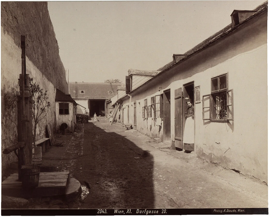 Wenig Licht für Simmering: Dorfgasse 20, um 1905, Foto: August Stauda, Wien Museum