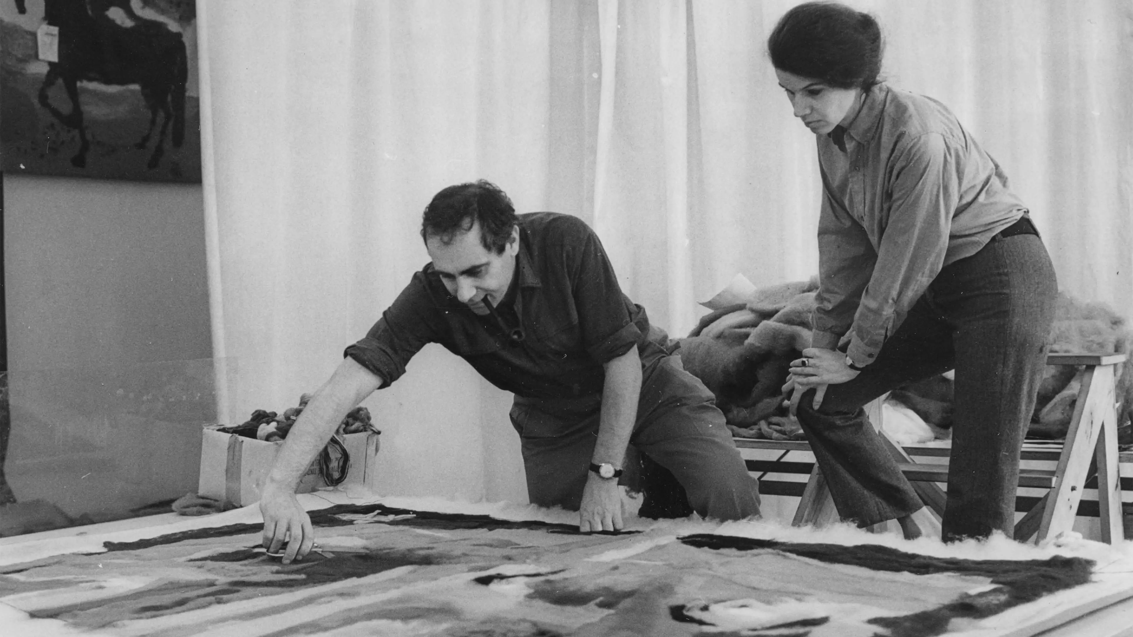 Eva Riedl mit ihrem Mann, dem Künstler Fritz Riedl, im Atelier „Art Protis“, 1968, Foto: Votava / Imagno / picturedesk.com  