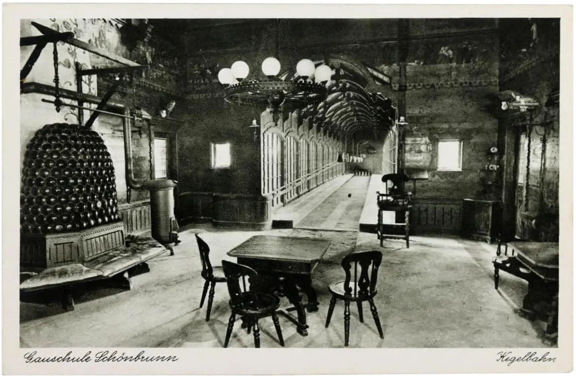 Kegelbahn im Springer-Schlössl, das auf dieser Ansichtskarte aus den 1940er Jahren als „Gauschule Schönbrunn“ bezeichnet wird, Wien Museum  
