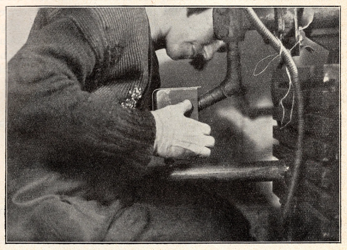 Metallarbeiterin aus dem „Handbuch der Frauenarbeit in Österreich“, 1930, AK Wien