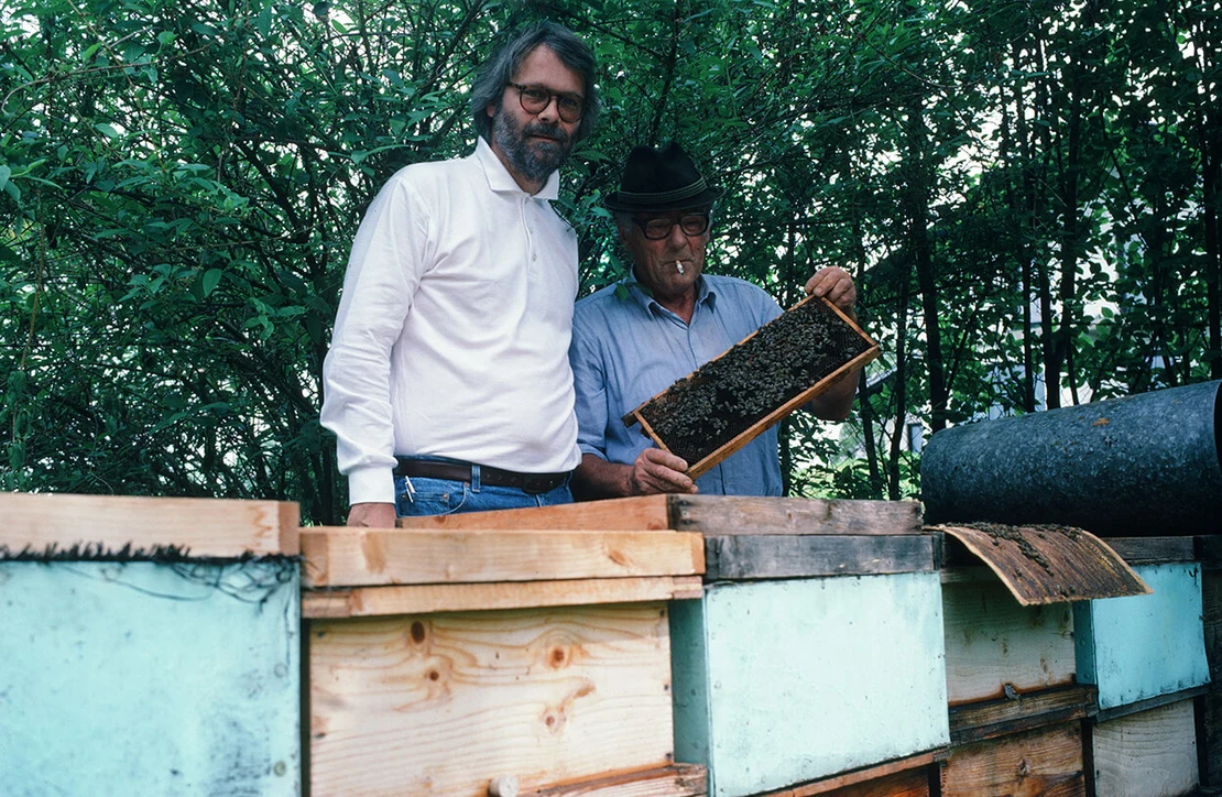 Gerhard Roth mit einem Imker, 1989, Foto: Franz Killmeyer  