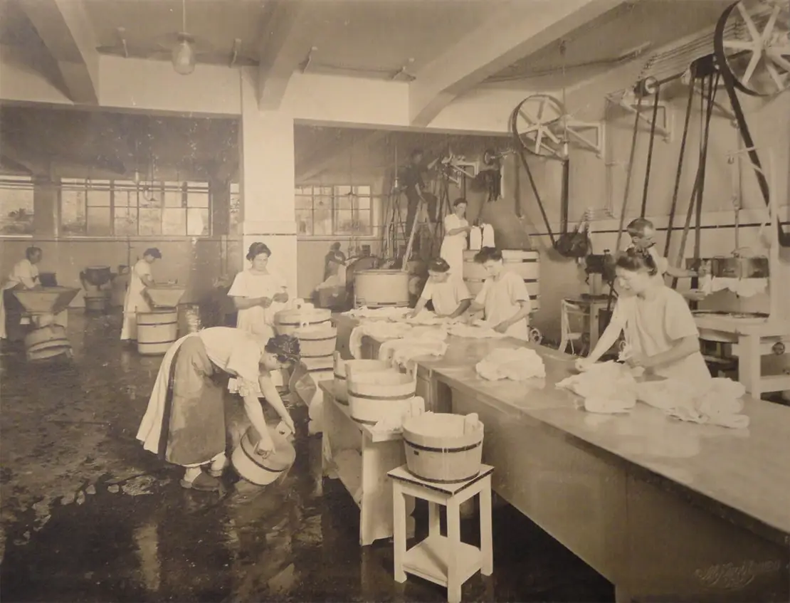 Arbeiten in der Wäscherei der Hemdenmanufaktur E. Braun, 1912, Wiener Stadt- und Landesbibliothek  