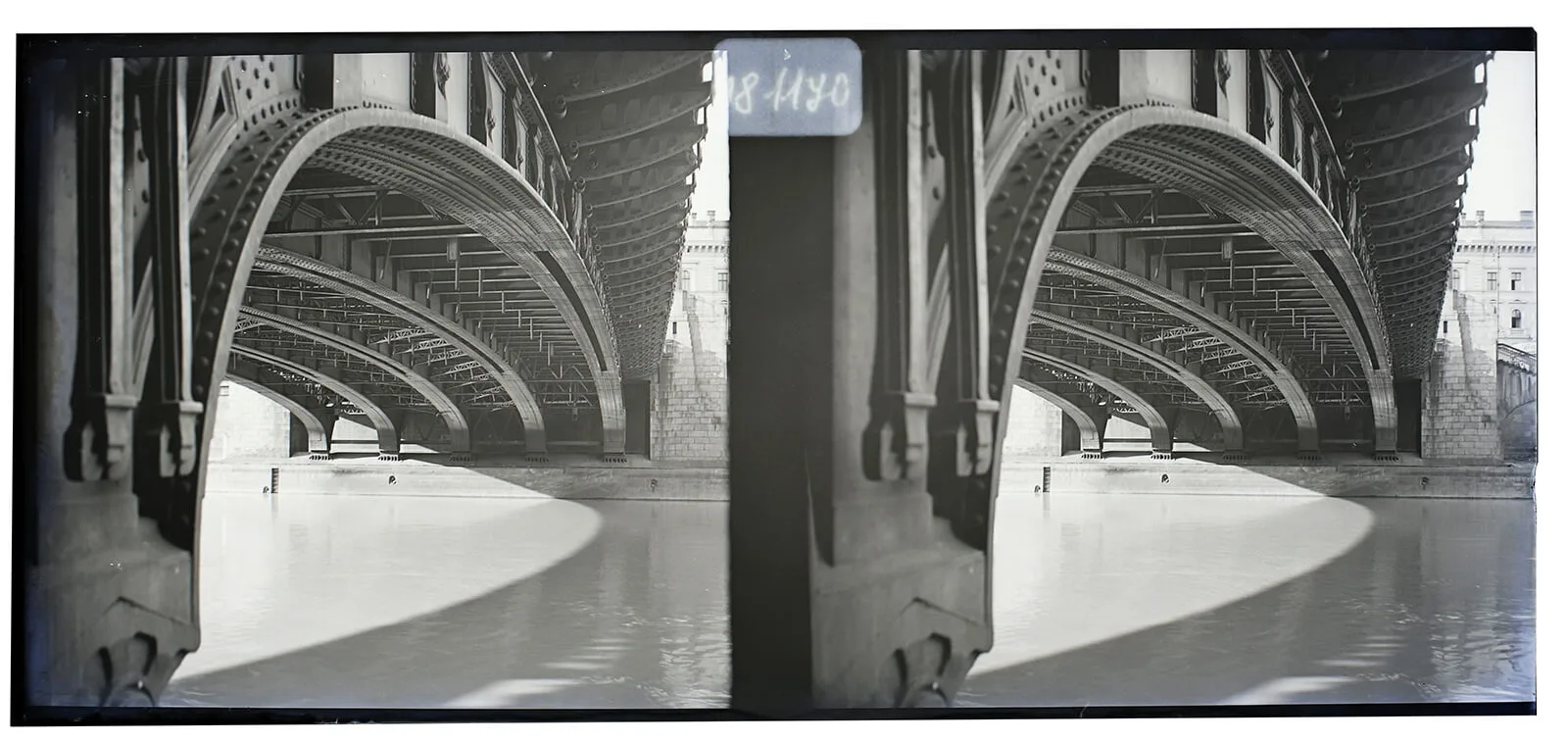 Karl Pollak, Brückenbogen unter der Schwedenbrücke, 1930, Stereonegativ (Glas), hier positiv gezeigt, Pollak-Negativverzeichnis: Architekturen etc. 13, Wien Museum, Inv.-Nr. 181170  