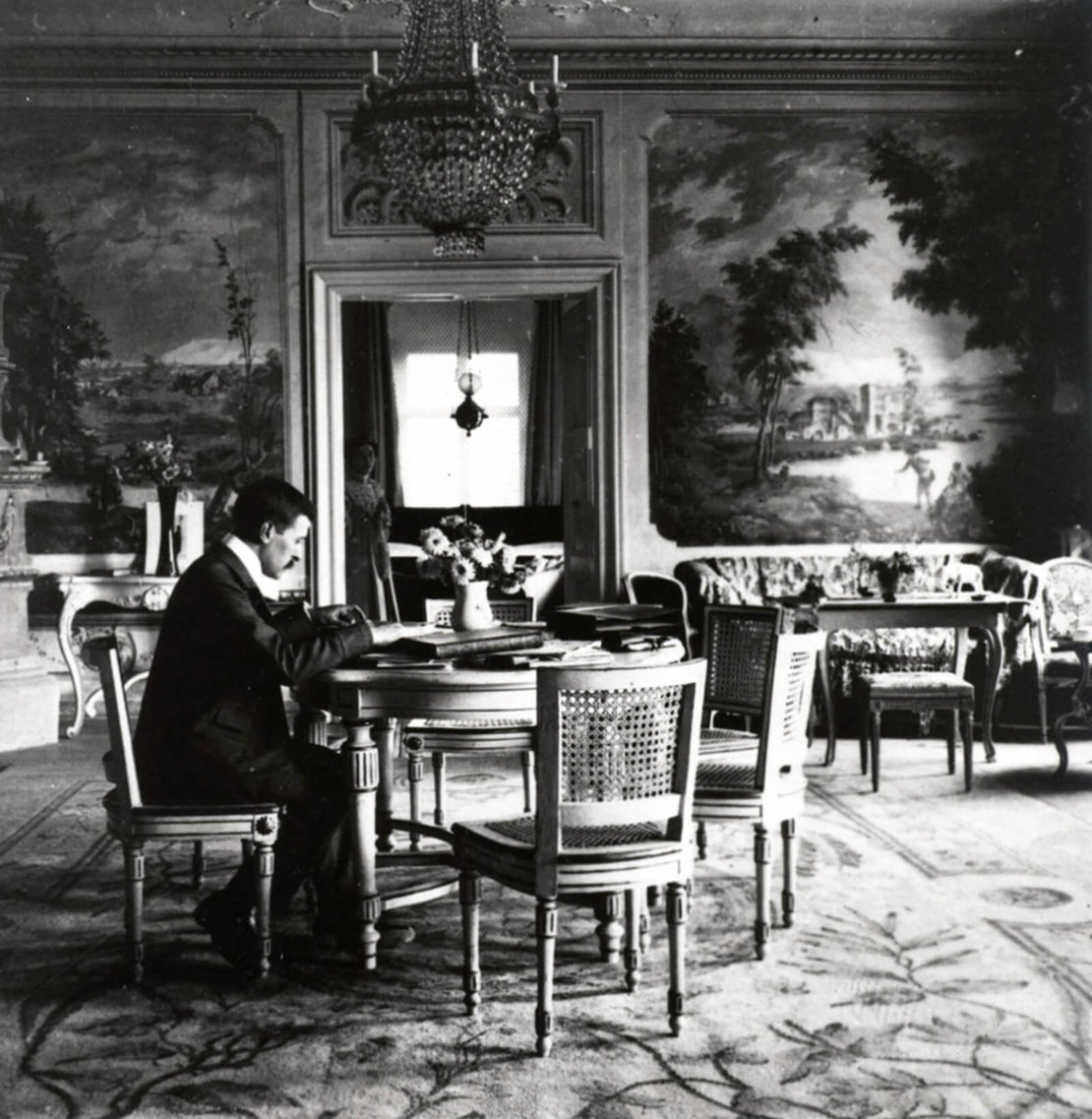 Hugo von Hofmannsthal in seinem Wohnhaus in Rodaun, um 1905, Wien Museum, Inv.-Nr. 220866 