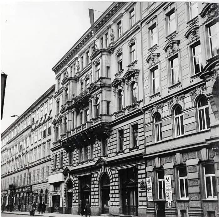 Berggasse 19 mit Hakenkreuzfahne, 1938, Foto: Edmund Engelman