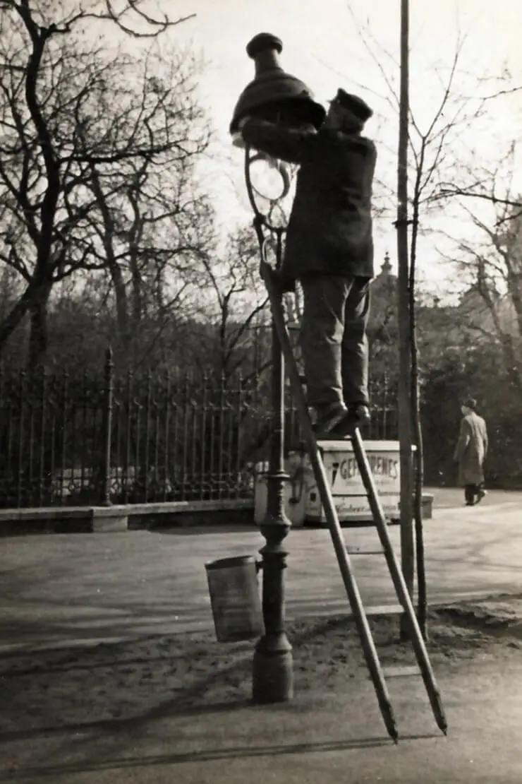 Laternenanzünder beim Reinigen der Gaslaterne, um 1925, Wien Museum