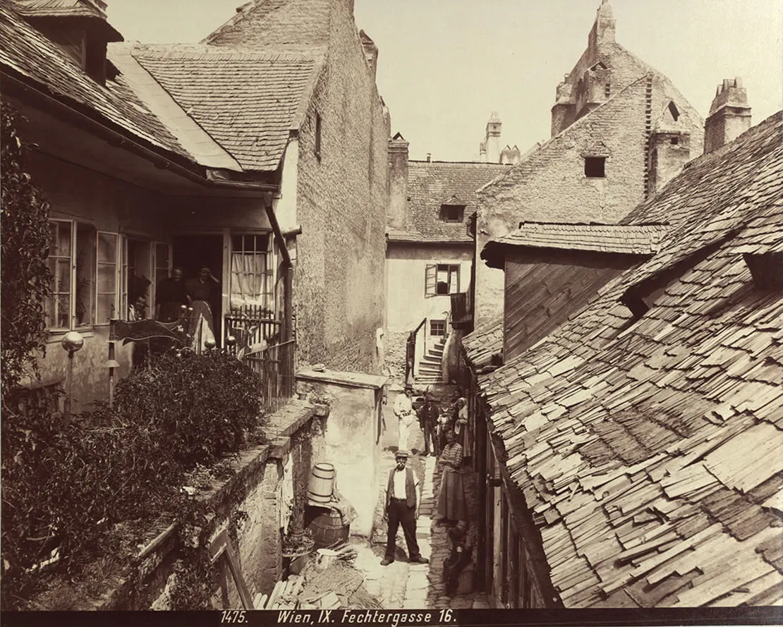 August Stauda: 9., Fechtergasse 16 - Hofansicht, um 1903, Wien Museum