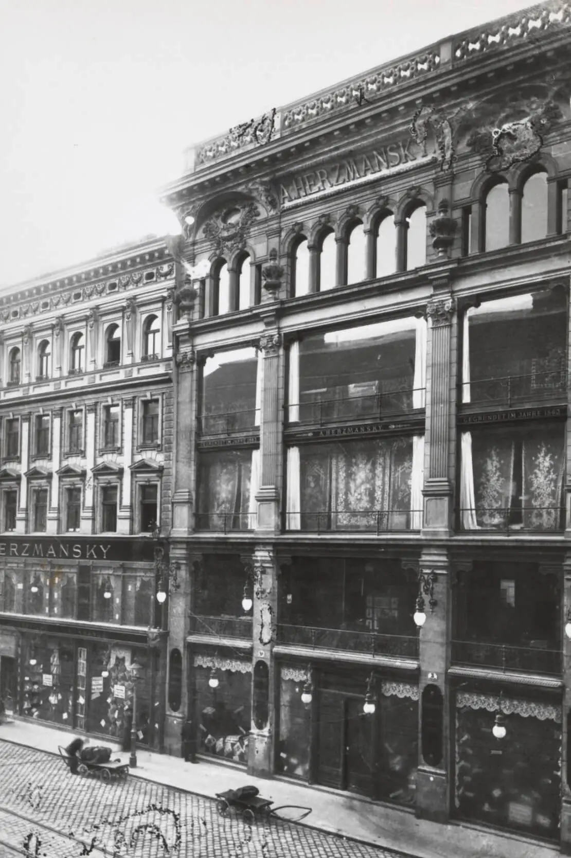 Warenhaus Herzmansky, Mariahilfer Straße/Stiftgasse, um 1900, Wien Museum  
