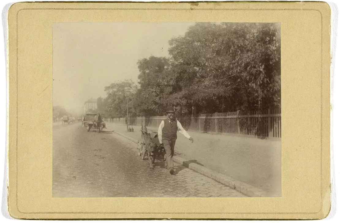 Ein Mann zieht mit einem Hund einen Wagen, um 1881, aus der Serie „Wiener Typen“ von Emanuel Wähner, Wien Museum