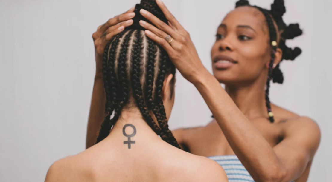 Adrian Hall (r.) beim Hairstyling, Foto: Ina Aydogan