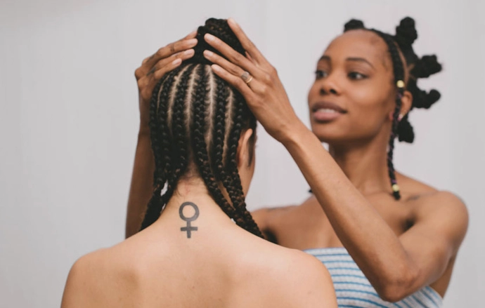 Adrian Hall (r.) beim Hairstyling, Foto: Ina Aydogan