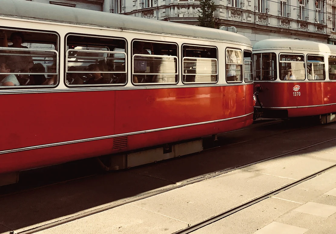 Bim (Aus der Serie „Wien 01“), Verlag Art Postal, Foto: Frank Dehner, 2019, © Frank Dehner  