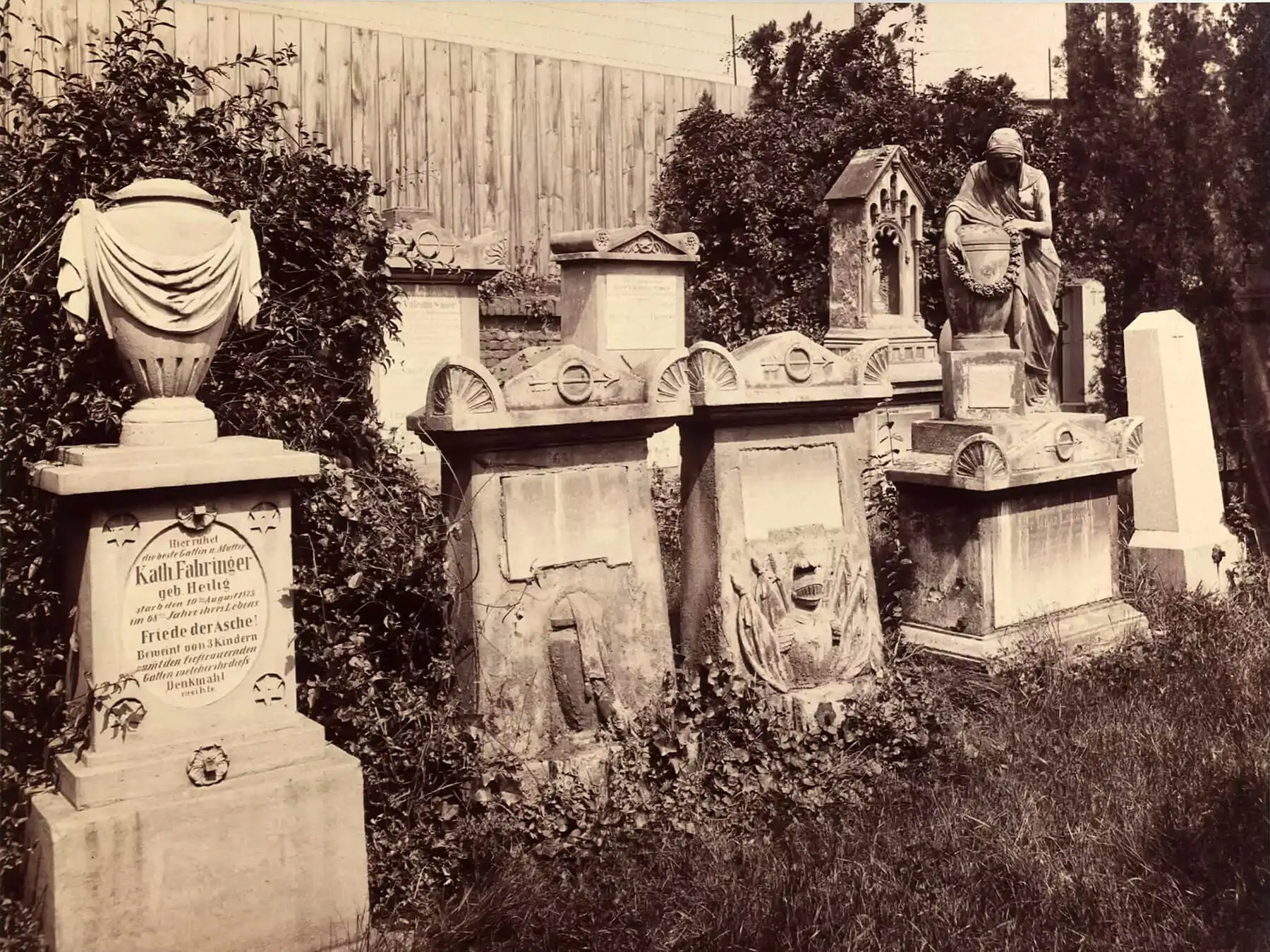 Gräber am katholischen Matzleinsdorfer Friedhof, um 1904. Foto: August Stauda, Wien Museum  