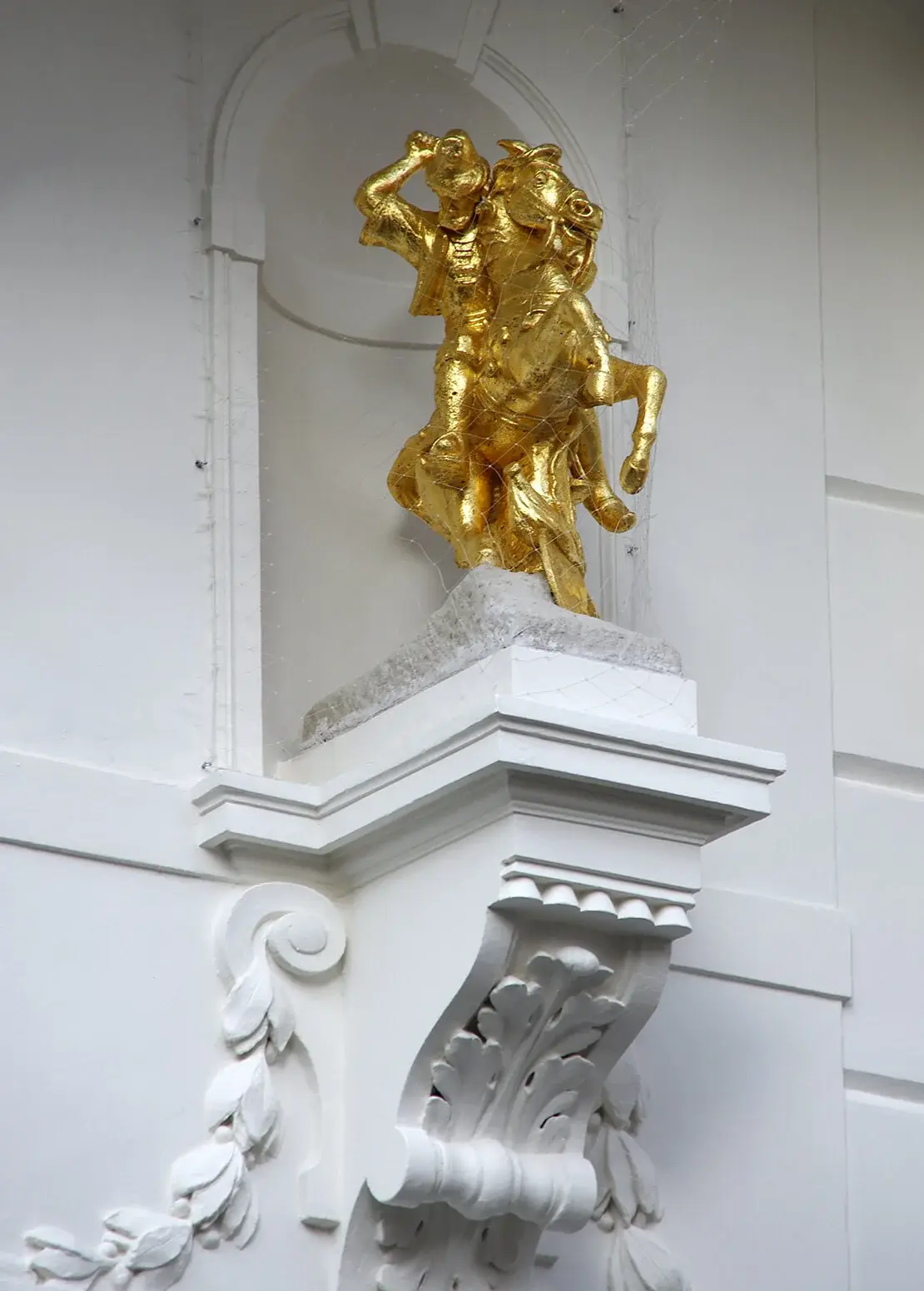 Neustiftgasse 32-34, Hauszeichen nach der Restaurierung der Figur und Wiederherstellung der 1961 abgeschlagenen Fassade, Aufnahme 2021 (Autor).