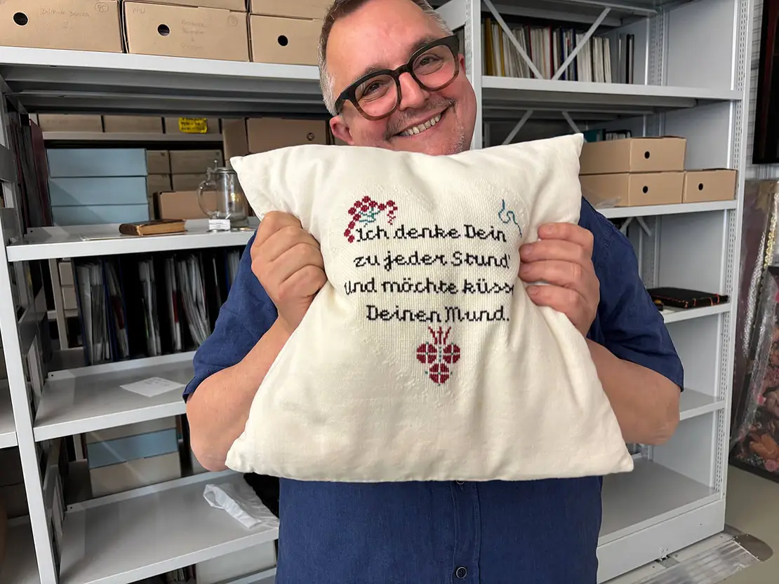 Andreas Brunner und „Kaprizerl“ im Archiv von QWIEN, Foto: Christine Koblitz