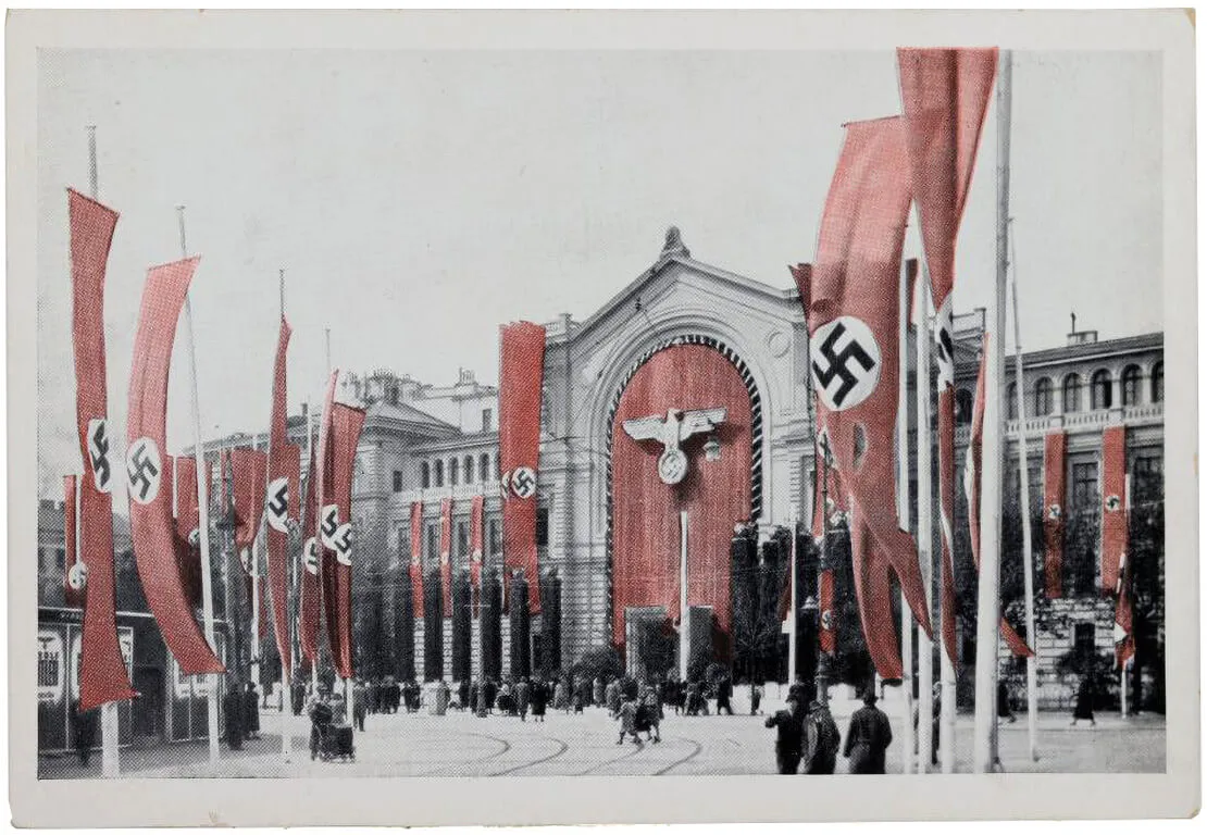 Nordwestbahnhof 1938, Ansichtskarte, Wien Museum. Die Bahnhofshalle wurde von den Nazis für Propagandazwecke genutzt. U.a. hielten hier Hermann Göring, Joseph Goebbels und Adolf Hitler (am 9. April 1938, einen Tag vor der „Volksabstimmung“ über den „Anschluss“) Reden. Außerdem wurde hier ab 2. August 1938 die hetzerische Schau „Der ewige Jude“ gezeigt.  