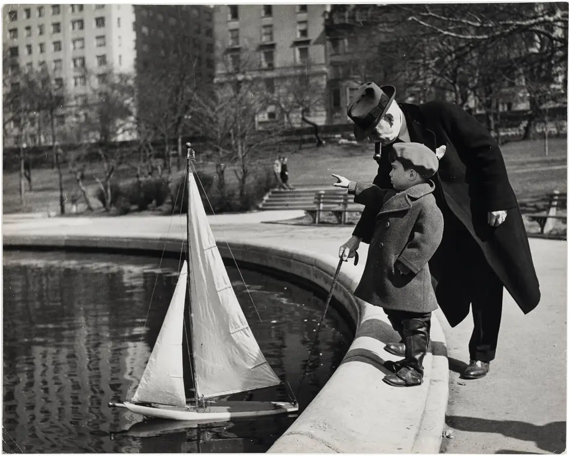 Lilly Joss: Serie „Frühling im Central Park“: Bub mit einem Modellboot, New York, erschienen in: LIFE 24. April 1944, Wien Museum
