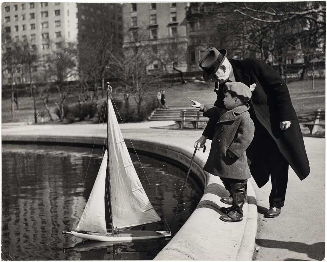 Lilly Joss: Serie „Frühling im Central Park“: Bub mit einem Modellboot, New York, erschienen in: LIFE 24. April 1944, Wien Museum 